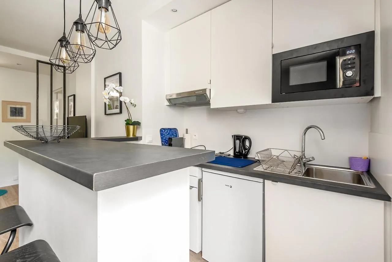1 Bedroomed Apartment Repos Paris France