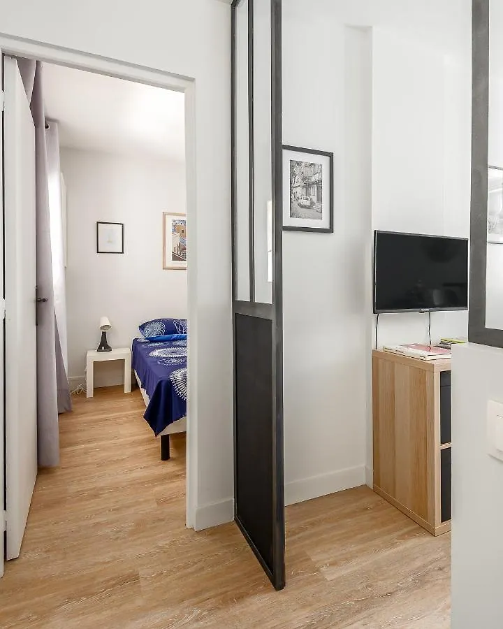 1 Bedroomed Apartment Repos Paris 0*,  France
